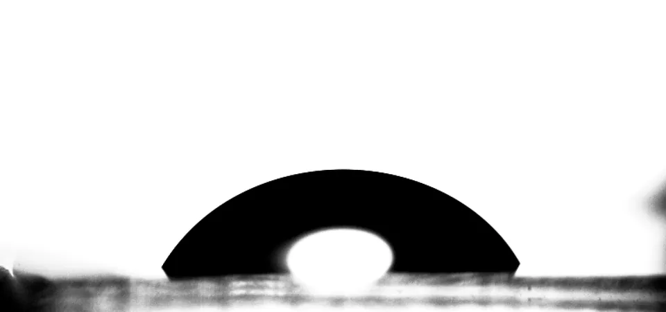 Water drop on glass at 26.8 °C, a taller cap.
